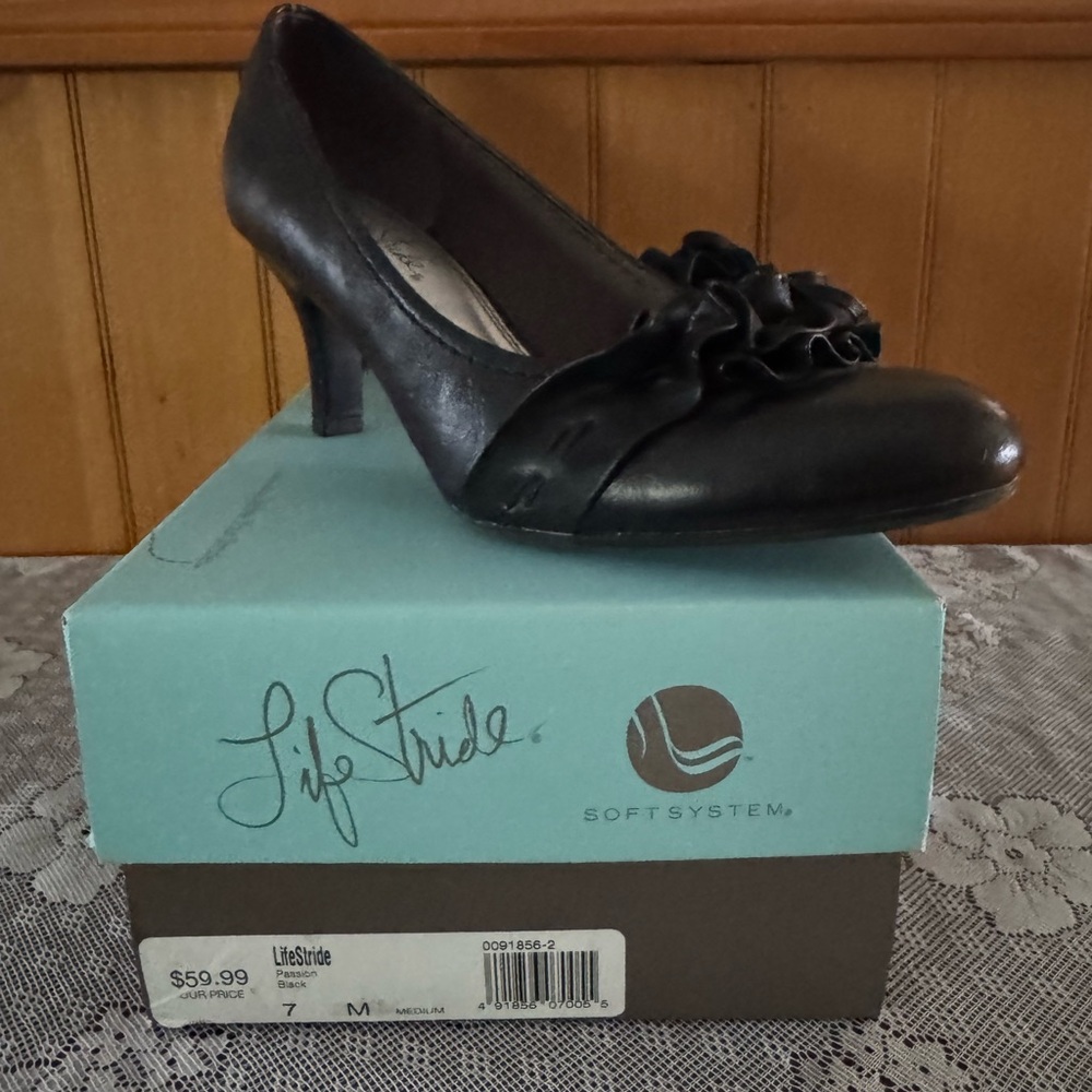 Life Stride soft system black pumps.  Size 7
